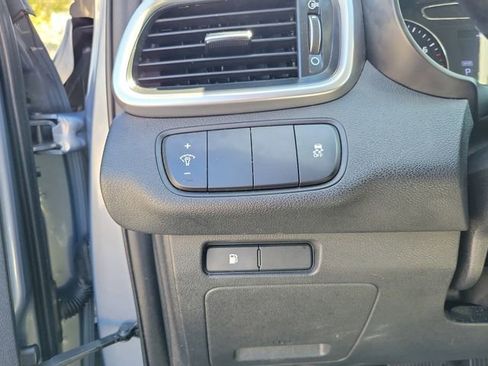 Used 2020 Kia Sorento LX image 14