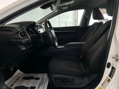 Used 2020 Toyota Camry LE image 10
