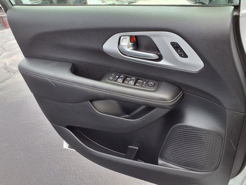 Used 2025 Chrysler Pacifica Limited FWD image 20