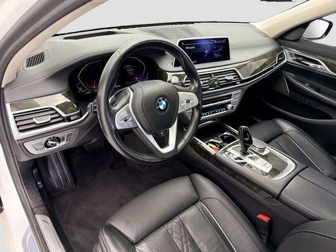 Used 2020 BMW 740i w/ Premium Package RWD image 9