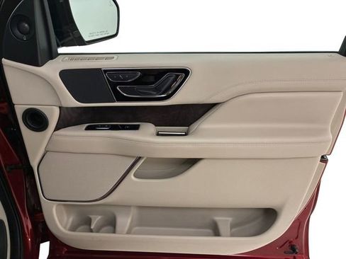 Used 2019 Lincoln Navigator Select w/ Technology Package AWD/4WD image 15