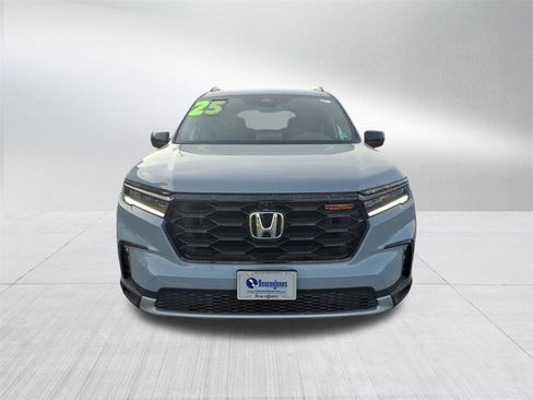 Used 2025 Honda Pilot TrailSport image 9