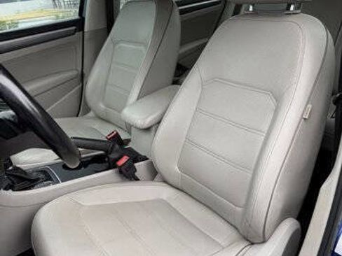 Used 2017 Volkswagen Passat 1.8T R-Line w/ R-Line Lighting Package image 13