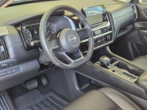 Used 2025 Nissan Pathfinder SL FWD image 10