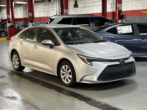Used 2023 Toyota Corolla LE FWD image 2