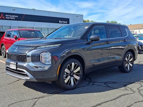 New 2025 Mitsubishi Outlander SE image 2