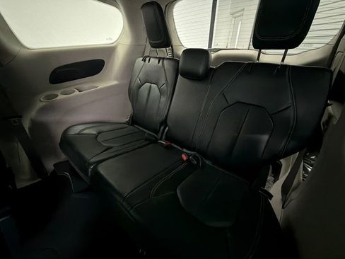 Used 2023 Chrysler Pacifica Touring-L FWD image 21