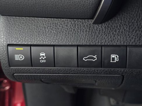 Used 2018 Toyota Camry LE FWD image 18