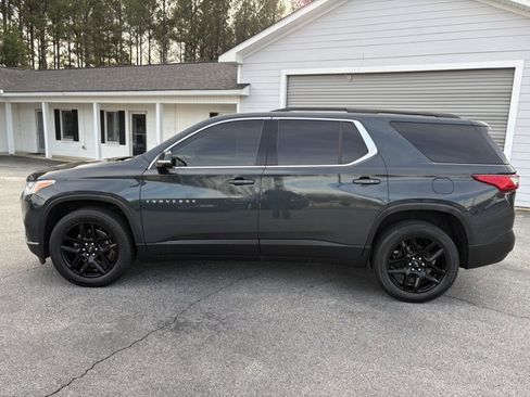 Used 2021 Chevrolet Traverse LT image 3