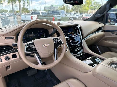 Used 2019 Cadillac Escalade Platinum RWD image 17