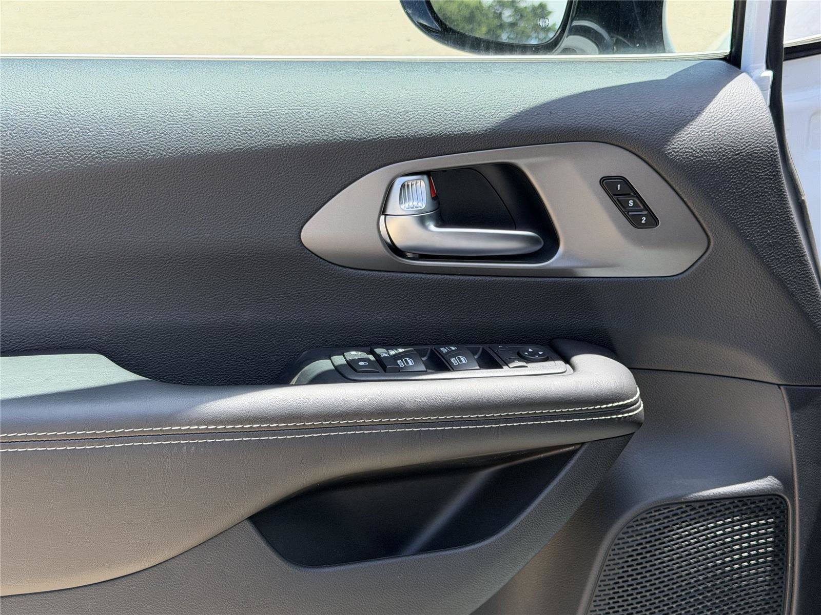 New 2027 Chrysler Pacifica Select FWD image 12