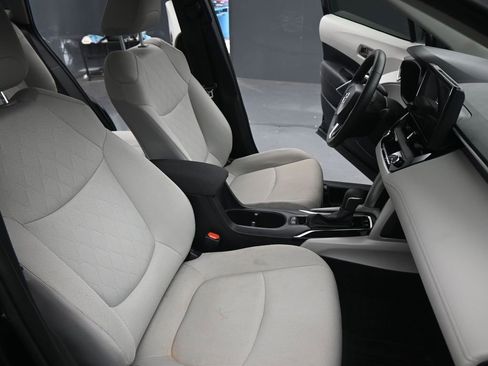 Used 2025 Toyota Corolla Cross LE image 20