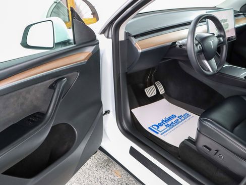 Used 2023 Tesla Model Y Performance image 3