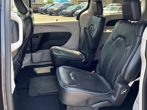 Used 2019 Chrysler Pacifica Limited w/ Tire & Wheel Group FWD image 20