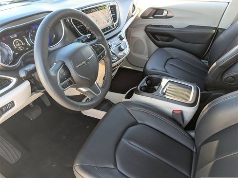 Used 2024 Chrysler Pacifica Touring-L image 29