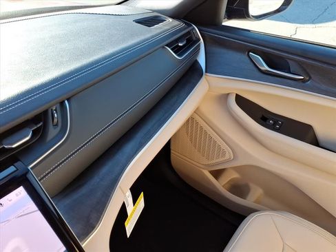 New 2025 Jeep Grand Cherokee Limited image 29