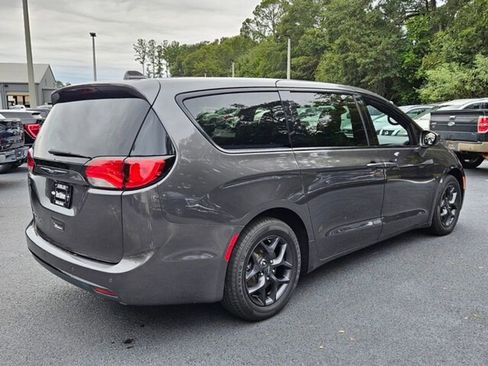 Used 2020 Chrysler Pacifica Touring w/ S Appearance Package image 15