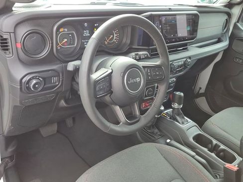 Used 2025 Jeep Wrangler Unlimited Rubicon w/ Convenience Group AWD/4WD image 18