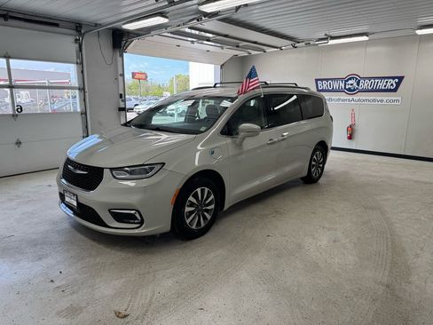 Used 2021 Chrysler Pacifica Touring-L FWD image 1