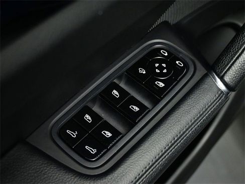 Used 2020 Porsche Cayenne S image 22