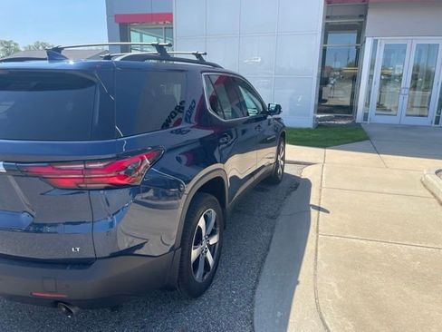 Used 2022 Chevrolet Traverse LT w/ LT Premium Package AWD/4WD image 7