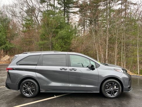 Used 2025 Toyota Sienna XSE w/ XSE Plus Package AWD/4WD image 6