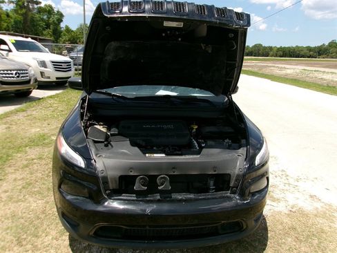 Used 2017 Jeep Cherokee Sport FWD image 23