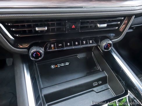 Used 2025 Chevrolet Suburban Premier image 26