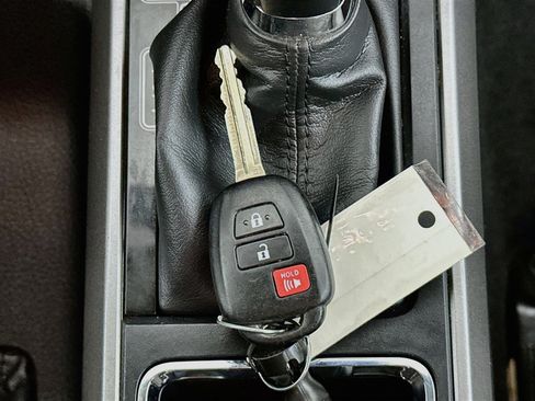 Used 2018 Toyota Tacoma SR5 RWD image 24