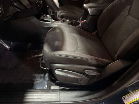 Used 2021 Jeep Cherokee Latitude FWD image 19