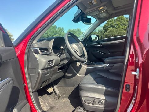 Used 2024 Toyota Highlander Platinum FWD image 7