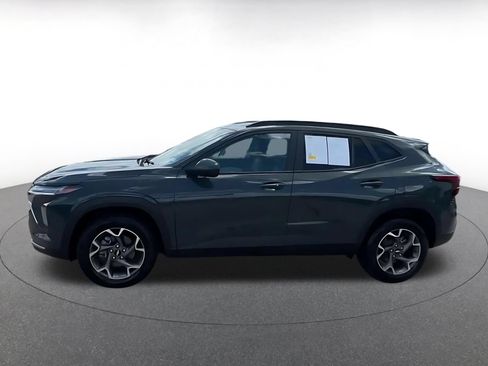 Used 2025 Chevrolet Trax LT w/ LT Convenience Package FWD image 9