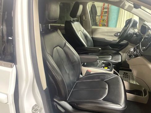 Certified 2023 Chrysler Pacifica Touring-L image 24