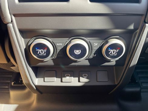 New 2024 Land Rover Defender 110 SE image 19