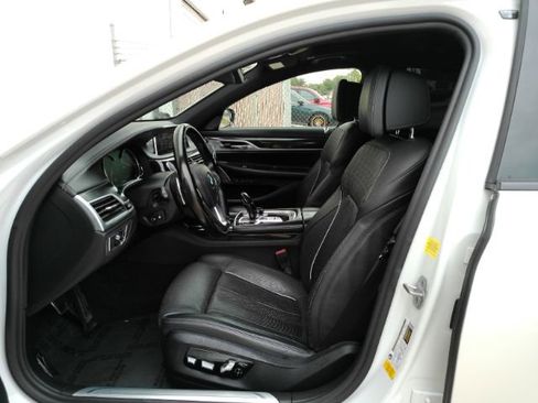 Used 2019 BMW 750i w/ Executive Package RWD image 12