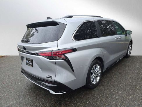 Used 2023 Toyota Sienna XSE AWD/4WD image 3