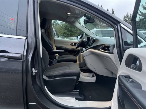 Used 2017 Chrysler Pacifica Touring FWD image 22