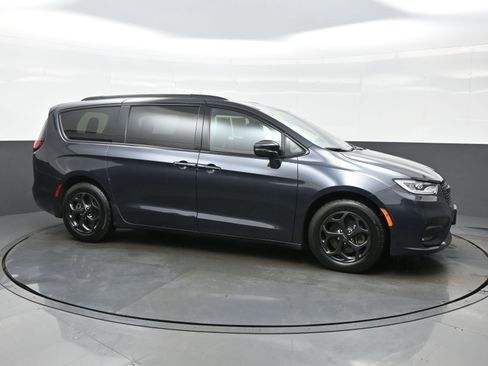 Used 2021 Chrysler Pacifica Touring w/ Uconnect Theater Family Group image 7