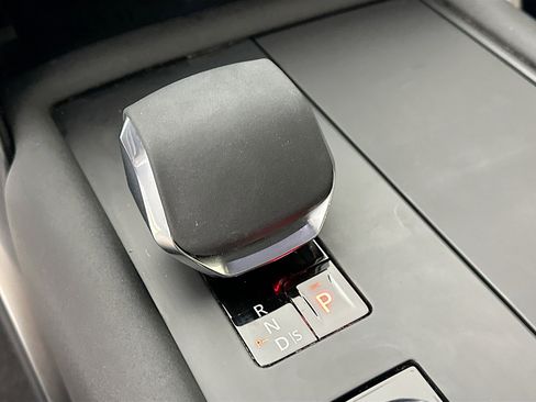 Used 2024 Land Rover Discovery Dynamic SE AWD/4WD image 27