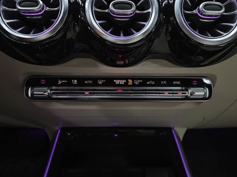 Used 2021 Mercedes-Benz GLB 250 image 28