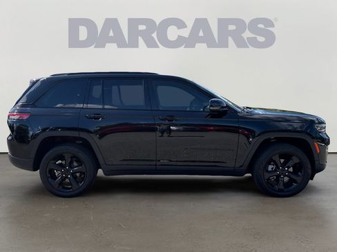 Used 2025 Jeep Grand Cherokee Limited w/ Black Appearance Package AWD/4WD image 8