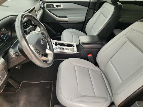 Used 2021 Ford Explorer XLT w/ Equipment Group 202A RWD image 14