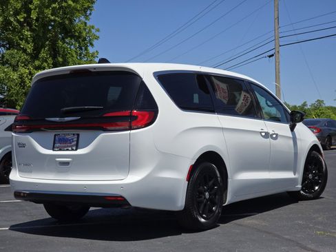 Used 2024 Chrysler Pacifica Touring FWD image 14