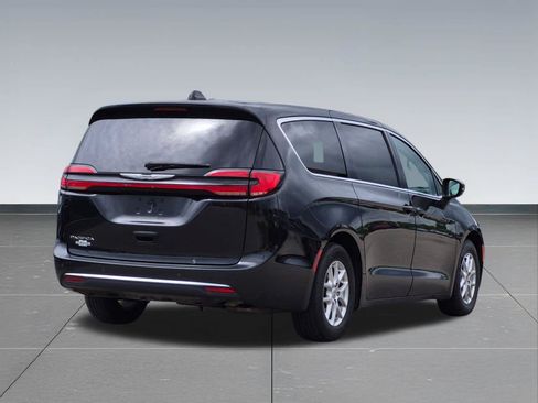 Used 2023 Chrysler Pacifica Touring-L FWD image 6