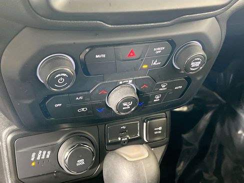 Used 2022 Jeep Renegade Latitude w/ Convenience Group AWD/4WD image 16