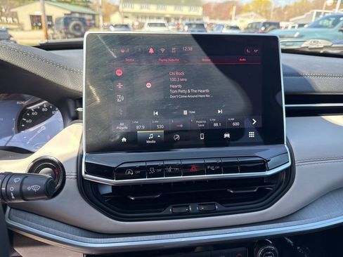 Used 2025 Jeep Compass Limited image 11