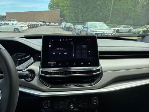 Used 2025 Jeep Compass Limited image 17