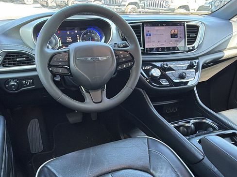 Used 2025 Chrysler Pacifica Limited FWD image 25