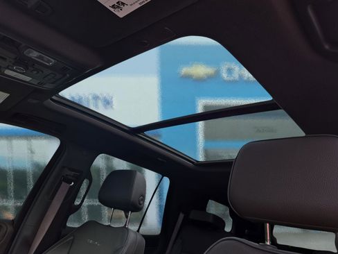 Used 2022 GMC Yukon Denali w/ Denali Premium Package image 23