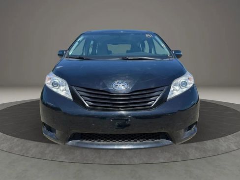 Used 2017 Toyota Sienna L FWD image 2